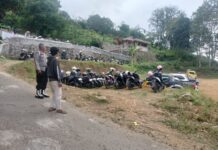 Piket Polsek Kramatmulya Melaksanakan Patroli Siang, Antisipasi C3 dan Gangguan Kamtibmas Sambangi Juru Parkir OW Lembah Cilengkrang Desa Pajambon