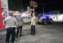 Kapolsek Beserta Piket Polsek Kramatmulya Melaksanakan Patroli Malam KRYD, Antisipasi C3 dan Gangguan Kamtibmas Sambangi Karyawan SPBU Desa Cilowa