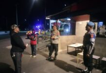 Kapolsek Beserta Piket Polsek Kramatmulya Melaksanakan Patroli Malam KRYD, Antisipasi C3 dan Gangguan Kamtibmas Sambangi Juru Parkir Café Tresha Desa Karangmangu