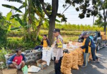 Bhabinkamtibmas Desa Darewu Aipda Djayusman Intensifkan Sambang Warga Binaan, Ajak Masyarakat Tingkatkan Kewaspadaan terhadap C3 dan Perkuat Sinergi Menjaga Kondusivitas Kamtibmas