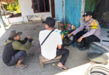 Bhabinkamtibmas Polsek Pancalang Brigadir Dendi Laksanakan Sambang Warga di Desa Danalampah dan Sampaikan Pesan Kamtibmas demi Terwujudnya Lingkungan yang Aman dan Kondusif