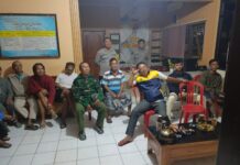 Dekati Warga Lewat Nobar Sepak Bola, Unit Patroli Polsek Mandirancan Titipkan Imbauan Kamtibmas di Jam Rawan