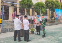 Sinergi Lintas Sektoral, Bhabinkamtibmas Polsek Mandirancan Melalui Kanit Propam Hadiri Pembukaan MPLS SMAN 1 Mandirancan