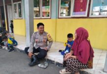 Jaga Kedamaian Desa Binaan, Bripka Iran Takdir Sapa Ibu-Ibu Pengantar Anak di SDN Randobawagirang