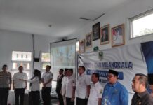Kepolisian Sektor (Polsek) Ciniru menghadiri upacara dan rangkaian kegiatan perayaan Milangkala (hari jadi) Kecamatan Ciniru yang berlangsung meriah di halaman kantor kecamatan