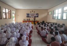 Kapolsek Pancalang Ipda Lukman Hakim Berikan Edukasi Pencegahan Bullying, Kenakalan Remaja, dan Penyalahgunaan Narkoba kepada Siswa Baru SMPN 2 Pancalang dalam Kegiatan MPLS
