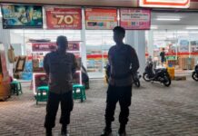 Jamin Keamanan Objek Vital, Personel Unit Patroli Polsek Mandirancan Jaga Ketat Minimarket yang Beroperasi Malam Hari