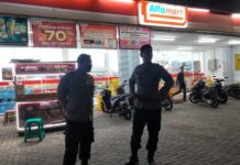 Melalui Patroli Dialogis Dekati Karyawan dan Pengunjung Minimarket, Jajaran Polsek Mandirancan Titipkan Pesan Kamtibmas