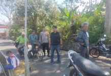 PATROLI SIANG POLSEK KRAMATMULYA SAMBANGI WARGA MASYARAKAT DESA CIKASO AJAK JAGA KEAMANAN LINGKUNGAN MELALUI SAMBANG HUMANIS