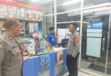PATROLI MALAM POLSEK KRAMATMULYA SAMBANGI KARYAWAN INDOMARET DESA CILOWA AJAK JAGA KEAMANAN LINGKUNGAN MELALUI SAMBANG HUMANIS