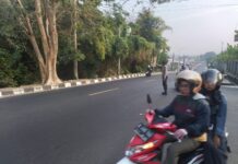 Laksanakan PH Pagi Maksimalkan Pelayanan Pagi Polsek Kramatmulya Pertebal Personel demi Kelancaran Arus Lalu Lintas di Depan SMPN 1 Kramatmulya, Simpang Tiga Cilowa