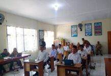 Bhabinkamtibmas Desa Ancaran Bersama Tiga Pilar Monitor Seleksi Perangkat Desa di Aula Kecamatan Kuningan