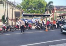 PH Pagi Maksimalkan Pelayanan Pagi Piket Polsek Kramatmulya Pertebal Personel demi Kelancaran Arus Lalu Lintas di Depan SMPN 1 Kramatmulya, Simpang Tiga Cilowa dan Simpang Tiga Desa Kalapagunung