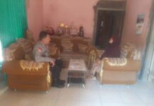 Bhabinkamtibmas Polsek Kramatmulya Melaksanakan Kunjungan ke Rumah Warga Desa Cikubangsari