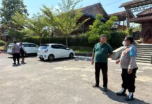Menyisir Sejuknya Wisata Pondok Cilega, Kanit Propam Polsek Mandirancan Sapa Pengunjung Demi Pastikan Keamanan Total