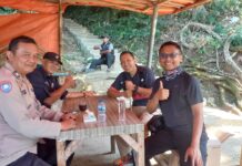 BHABINKAMTIBMAS DESA PAJAMBON SAMBANGI PENGUNJUNG OW LEMBAH CILENGKRANG AJAK WUJUDKAN SITUASI KAMTIBMAS DI LINGKUNGAN