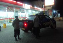 Menjaga Ketertiban Malam di Swalayan, KA SPKT III Polsek Mandirancan Pimpin Patroli Mobile Minimarket