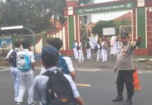 PH Pagi Piket Polsek Kramatmulya Pertebal Personel demi Kelancaran Arus Lalu Lintas di Depan SMPN 1 Kramatmulya, Simpang Tiga Cilowa dan Simpang Tiga Desa Kalapagunung