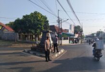 Amankan Jalur Lintasan, Personel Polsek Cilimus Pastikan Arus Kendaraan Tetap Terkendali
