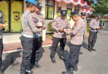 Kapolsek Luragung dan Kanit Propam Melaksanakan Pengecekan Kelengkapan Anggota