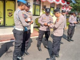 Kapolsek Luragung dan Kanit Propam Melaksanakan Pengecekan Kelengkapan Anggota