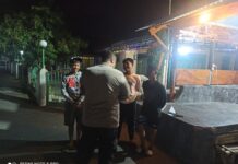 Aipda A. Ramdan Sampaikan Himbauan Kamtibmas kepada Remaja Saat Patroli Malam di Wilayah Hukum Polsek Ciwaru