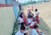 Sambangi Siswa SDN 1 Saat Istirahat, Bhabinkamtibmas Desa Kapandayan Berikan Pesan Kesehatan dan Semangat Belajar