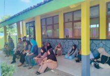 Bhabinkamtibmas Desa Kapandayan Sambangi Orang Tua Murid di SD Negeri 1, Sampaikan Imbauan Jaga Keselamatan Anak