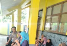 Bhabinkamtibmas Desa Kapandayan Polsek Ciawigebang Sambangi Orang Tua Siswa SDN 1 Kapandayan, Sampaikan Pesan Kamtibmas