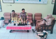 Bhabinkamtibmas Desa Kapandayan Polsek Ciawigebang Jalin Silaturahmi Kamtibmas dengan Kepala Sekolah SDN 1 Kapandayan