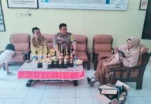 Bhabinkamtibmas Desa Kapandayan Polsek Ciawigebang Pererat Silaturahmi Kamtibmas dengan Kepala Sekolah SDN 1 Kapandayan
