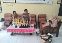 Bhabinkamtibmas Desa Kapandayan Perkuat Sinergi Kamtibmas Bersama Kepala Sekolah SDN 1 Kapandayan