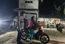 SAMPAIKAN PESAN KAMTIBMAS, POLSEK SUBANG SAMBANGI WARGA SAAT PATROLI MALAM.