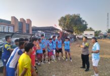Bhabinkamtibmas Desa Kapandayan Sambangi Pemuda yang Berlatih Sepak Bola, Sampaikan Pesan Kamtibmas