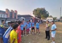 Bhabinkamtibmas Desa Kapandayan Berikan Pesan Kamtibmas kepada Pemuda Saat Latihan Sepak Bola