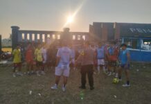 Bhabinkamtibmas Sambangi Pemuda Desa Kapandayan Latihan Sepak Bola, Sampaikan Pesan Kamtibmas