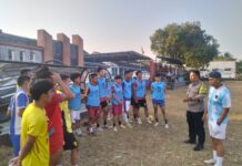 Latihan Sepak Bola Jadi Momen Bhabinkamtibmas Sampaikan Pesan Kamtibmas kepada Pemuda Desa Kapandayan