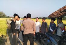 Patroli Lingkungan, Bhabinkamtibmas Desa Kapandayan Polsek Ciawigebang Edukasi Pelajar tentang Keamanan dan Ketertiban