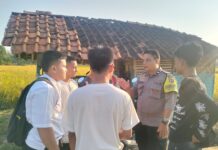 Patroli Lingkungan, Bhabinkamtibmas Desa Kapandayan Polsek Ciawigebang Edukasi Pelajar tentang Keamanan dan Ketertiban