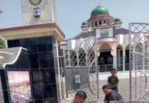 Bhabinkamtibmas Desa Ciawilor Polsek Ciawigebang Bersama Warga Binaan Pasang Umbul-Umbul Sambut HUT ke-81 Kemerdekaan RI