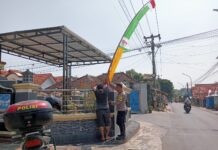 Bhabinkamtibmas Desa Ciawilor Polsek Ciawigebang Bersama Warga Binaan Pasang Umbul-Umbul Sambut HUT ke-81 RI