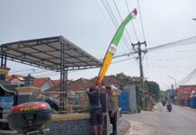 Semarak HUT ke-81 RI, Bhabinkamtibmas Desa Ciawilor Gotong Royong Pasang Umbul-Umbul Bersama Warga Binaan