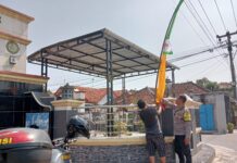 Gotong Royong Warnai Persiapan HUT ke-81 RI, Bhabinkamtibmas Desa Ciawilor Turun Langsung Bersama Warga Binaan Pasang Umbul-Umbul