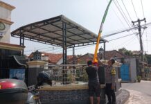 Polri Hadir di Tengah Masyarakat, Bhabinkamtibmas Desa Ciawilor Bersama Warga Binaan Sambut HUT RI ke-81 dengan Pasang Umbul-Umbul
