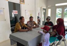 Bhabinkamtibmas Polsek Ciawigebang Dampingi Perangkat Desa Cimaranten Berikan Pelayanan kepada Masyarakat
