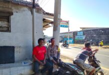 Patroli Dialogis, Bhabinkamtibmas Sambangi Warga Desa Kapandayan Sampaikan Imbauan Kamtibmas Jelang HUT ke-81 RI