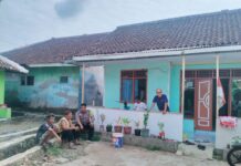 Sambang Warga Desa Kapandayan, Bhabinkamtibmas Ajak Masyarakat Jaga Kamtibmas Jelang HUT ke-81 Kemerdekaan RI