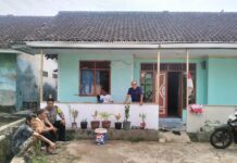 Sambang Warga Desa Kapandayan, Bhabinkamtibmas Perkuat Kamtibmas Jelang HUT ke-81 Kemerdekaan RI