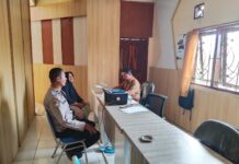 Bhabinkamtibmas Desa Mekarjaya Dampingi Perangkat Desa Berikan Pelayanan kepada Warga
