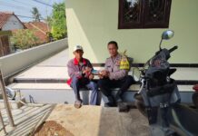 Bhabinkamtibmas Desa Mekarjaya Kenalkan Layanan Polisi 110 dan Program Polres Kuningan Bageur